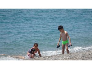 Alanya’da çocuklar 4 saatlik iznin keyfini denizde çıkardı