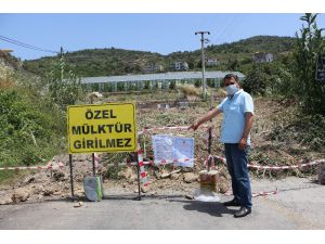 Yolu kapatıp, tapu senedini tel örgüye astı