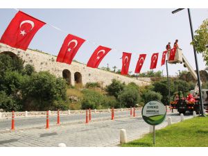 Antalya al bayraklarla süslendi