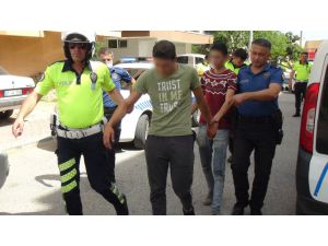 Polisin dur ihtarına uymadı, drift attığı aracı bırakıp kaçmaya kalktı