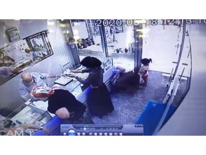 Annesi Altın Beğenirken Çocuğu Yüzük Tablasını Çaldı