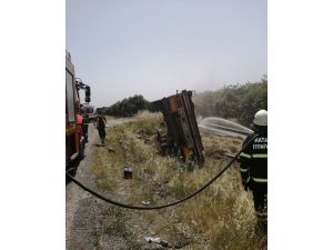 Hatay’da Demir Yüklü Tır Devrildi