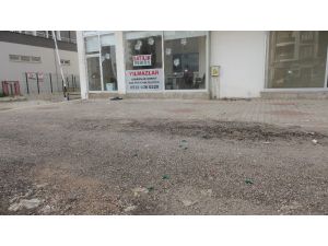 Kimselere Aldırmadan Elinde Silahla İş Yerine Ateş Açtı