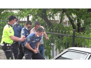 Sokak Ortasında Kendi Boğazına Bıçak Dayadı