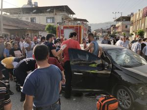 Samandağ’da Otomobil Park Halindeki İki Araca Çarptı: 2 Yaralı