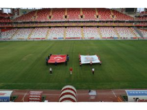 Antalya Stadyumu’ndan İstiklal Marşı yankılandı