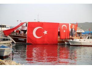 Turizm merkezi Kaş’ta  balkonlardan İstiklal Marşı okundu