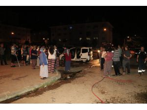 Araç Kundaklandı, Vatandaşlar Sosyal Mesafe Kuralını Hiçe Saydı Olay Anını İzledi