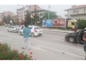 Beypazarı’nda Zincirleme Kaza: 3 Araç Birbirine Girdi