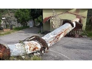 Nallıhan’da Bir Evin Çatısına Minare Düştü