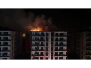 Binanın Çatısı Alev Alev Yandı
