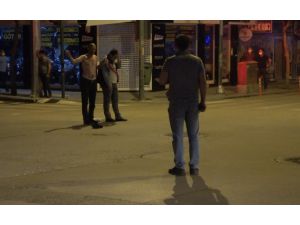 Polisin Geldiğini Görünce Yoldan Geçen Genci Elindeki Cam Parçası İle Rehin Aldı