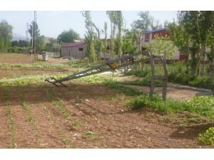Kahramanmaraş’ta Fırtına, Ağaçları Devirip Elektrik Direklerini Büktü