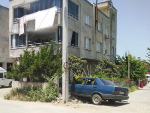 Önüne Çıkan Araca Çarpmamak İçin Ani Manevra Yaptı, Bahçe Duvarından İçeri Girdi