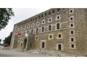 Aspendos Antik Kenti çevresindeki parklar keçilere kaldı