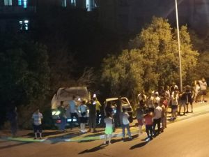 Çarpışan araçlar bahçeye girdi: 2 yaralı