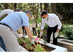 Alanya’da mezarlıklarda çiçek dağıtıldı