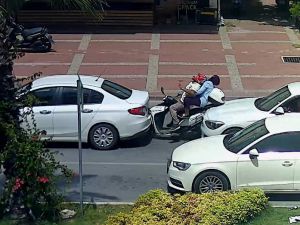 Antalya’da motosiklet iki otomobilin arasında kaldı: 2 yaralı