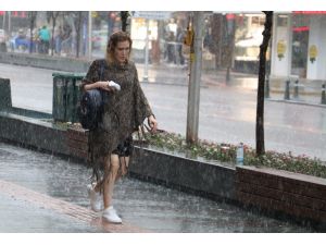 Antalya’da aniden bastıran sağanak yağmur vatandaşları hazırlıksız yakaladı