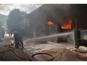 Osmaniye’de 3 İş Yeri Yandı, 7 İtfaiye Eri Dumandan Etkilendi