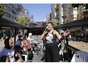 Evde kalan Antalyalılar mobil konsere balkonlardan eşlik etti