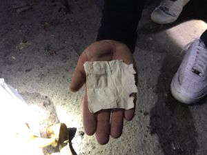 Polisi Görünce Uyuşturucu Maddeleri Araçtan Attılar Ama Kaçamadılar