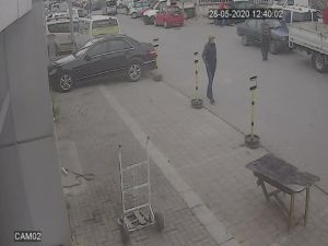 Sokağa Çıkma Kısıtlaması Olan Gençlerin Sokak Ortasında Bıçaklı Düellosu Güvenlik Kamerasında