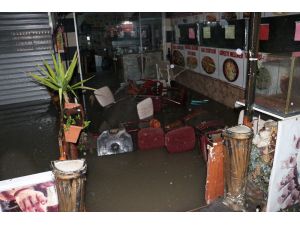Ankara’da Sağanak Yağmurda Ev Ve Dükkanları Su Bastı