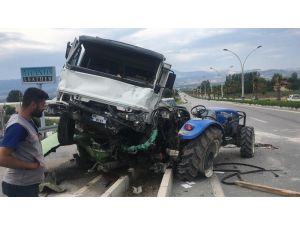Alkollü Sürücünün Çarptığı Kamyonet, Traktörün Üstüne Çıktı