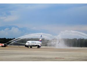 Antalya’da 80 yolcusu bulunan ilk uçağa su takı ile karşılama