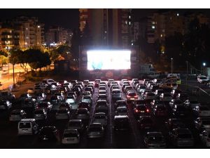 Konyaaltı’nda ‘arabada sinema’ keyfi devam ediyor