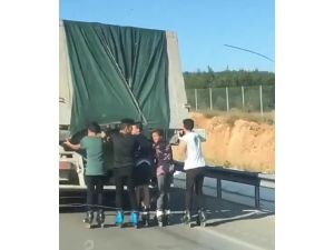 Patenci gençlerin çevre yolunda kamyon arkasında tehlikeli yolculuğu