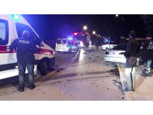 Denizli’de İki Otomobil Kavşakta Çarpıştı: 6 Yaralı