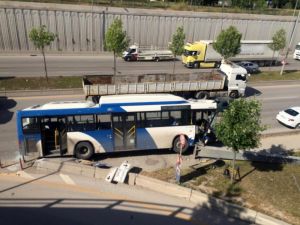 Başkentte Belediye Otobüsü Yön Levhasına Çarptı