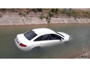 Virajı Alamayan Otomobil Sulama Kanalına Düştü