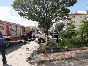 Ankara’da Otomobil Otobüs Durağına Daldı: 1 Ölü, 1 Yaralı