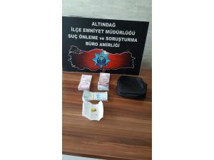 Yolda Bulduğu Paranın Üzerine Yatmaya Çalıştı Ama Polis Parayı Gerçek Sahibine Ulaştırdı