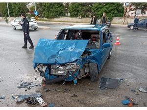 Kamyonetle Otomobil Çarpıştı: 2 Yaralı