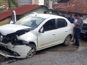 Feke’de Trafik Kazası: 4 Yaralı