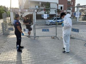 Dışarda kalan karantinadaki aileye koruyucu elbiseli çilingir yardımı