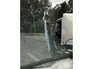 Trafikte tehlikeli hareketler: Direksiyonu bırakıp kapıyı açtı