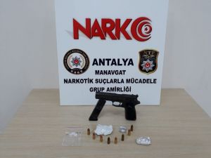 Antalya’da şüpheli araçtan uyuşturucu ve silah çıktı