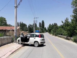 Otomobil Direğe Çarptı: 1 Yaralı