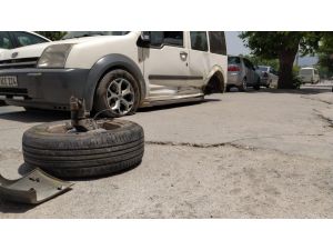 Kazaya Yapan Aracın Kopan Tekerliği Mağaza Camından İçeri Girdi