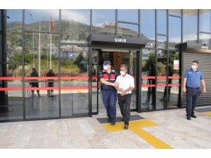 Evinde uyuşturucu yetiştiren baba ve oğlu yakalandı