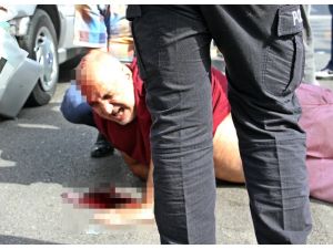 Çarpıştığı sürücüyü kanlar içerisinde yerde gören genç kadın gözyaşlarına boğuldu