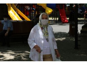 65 Yaş Üstü Vatandaşlar Sokakta