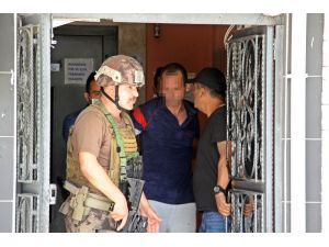 Sinir krizi geçirip eşyalarını sokağa fırlatan adam, özel harekat polislerince koçbaşıyla kapısı kırılıp evden alındı