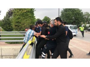 ‘Çocuğumu Göremiyorum’ Dedi Köprüden Atlamaya Çalıştı