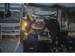 Başkent’te Sağanak Yağmur Pazarcı Esnafına Zor Anlar Yaşattı